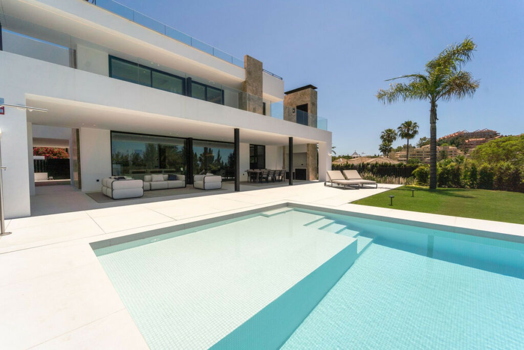 Detached Villa Nueva Andalucía Málaga - image 2