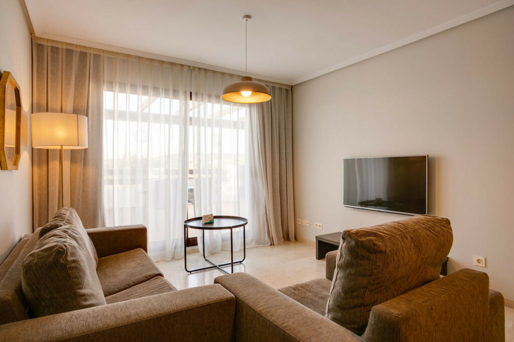 Middle Floor Apartment Estepona Málaga - image 2