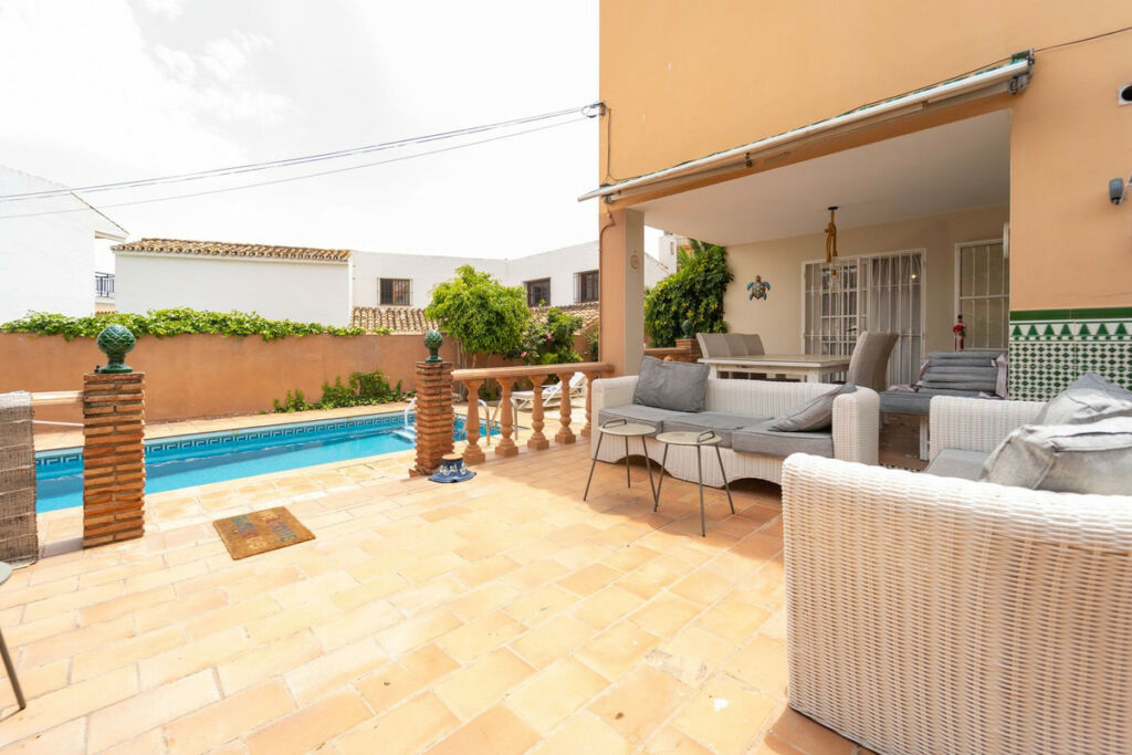 Detached Villa Fuengirola Málaga - image 2