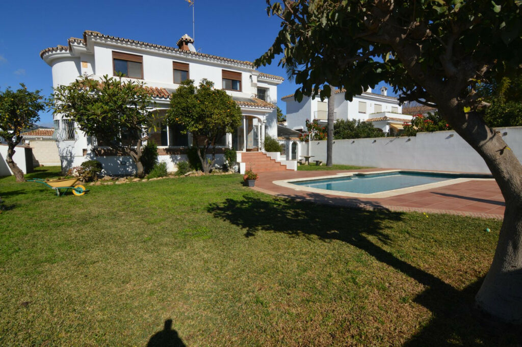 Detached Villa San Pedro de Alcántara Málaga - image 2