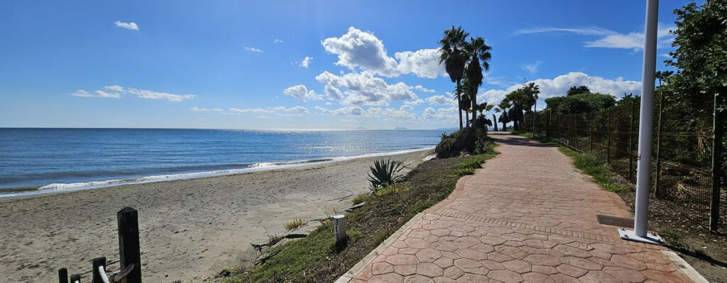 Middle Floor Apartment Estepona Málaga - image 2