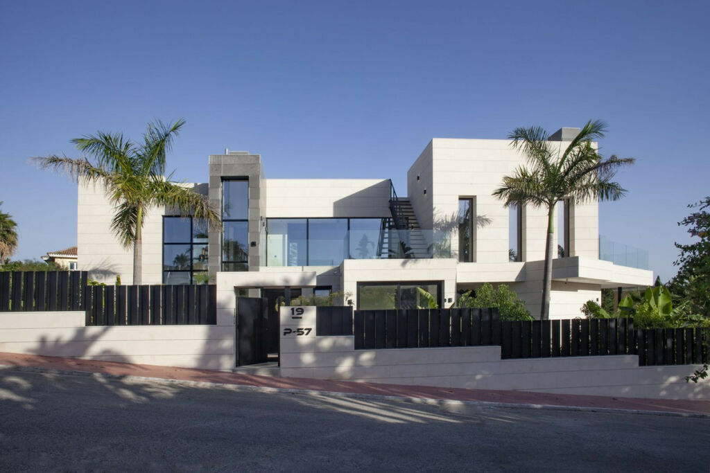 Detached Villa Nueva Andalucía Málaga - image 2