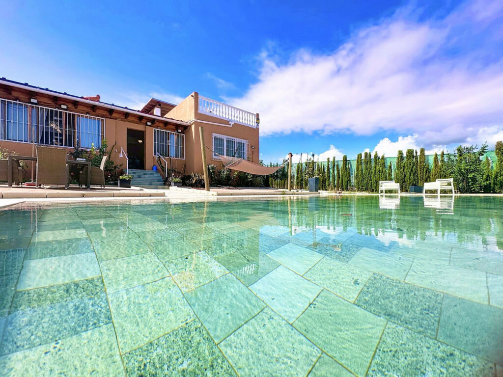 Detached Villa Estepona Málaga - image 2