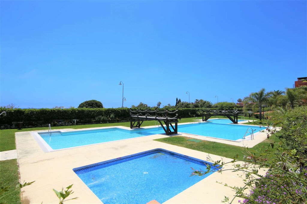 Middle Floor Apartment Estepona Málaga - image 2