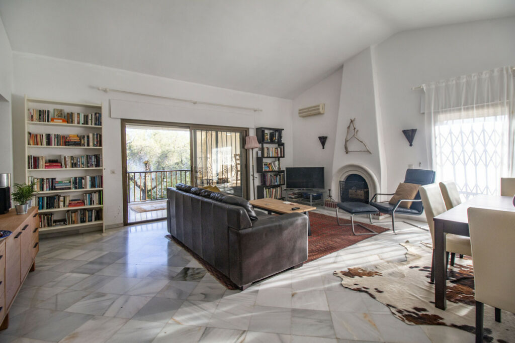 Middle Floor Apartment Estepona Málaga - image 2