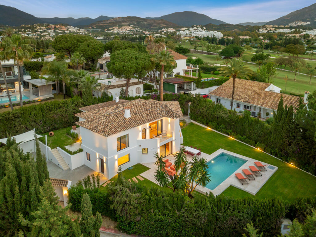 Detached Villa Nueva Andalucía Málaga - image 2