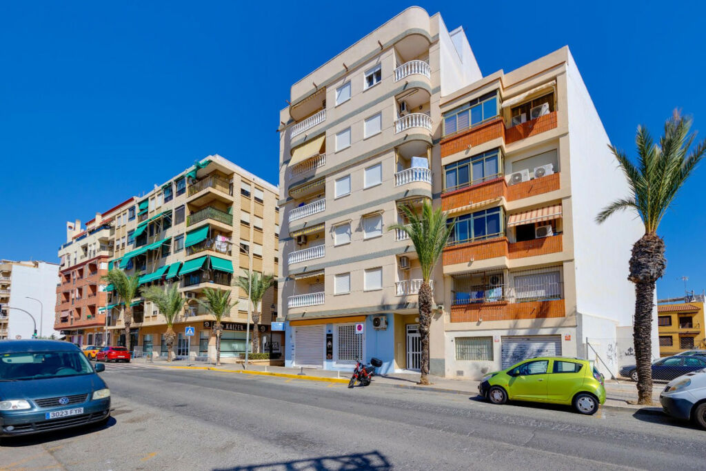 Middle Floor Apartment Guardamar del Segura Alicante - image 2