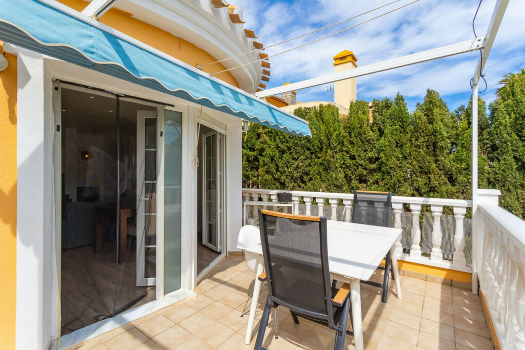 Detached Villa Cabo Roig Alicante - image 2