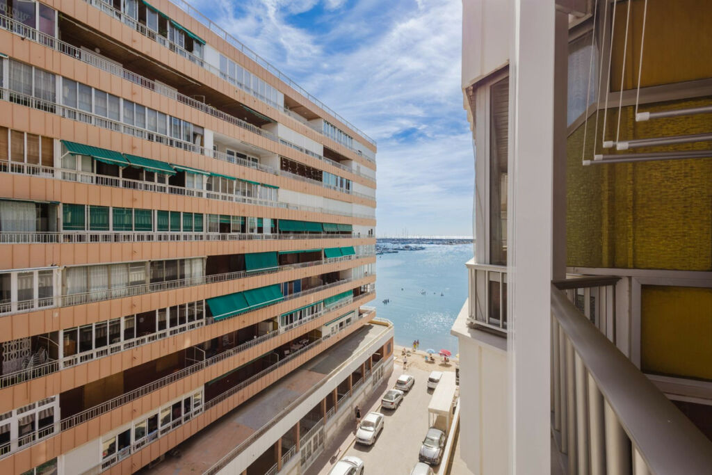 Middle Floor Apartment Torrevieja Alicante - image 2