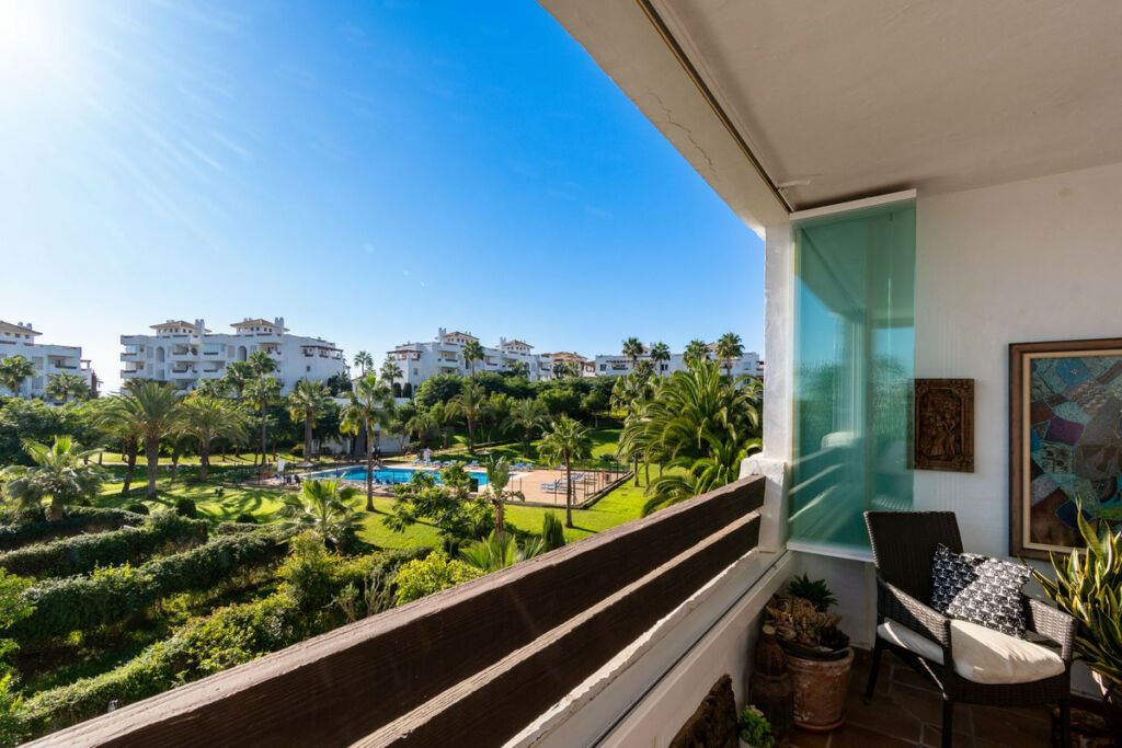 Middle Floor Apartment Estepona Málaga - image 2