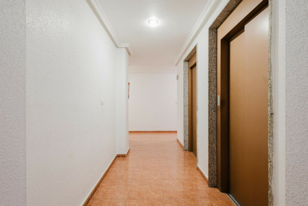 Middle Floor Apartment Torrevieja Alicante - image 2