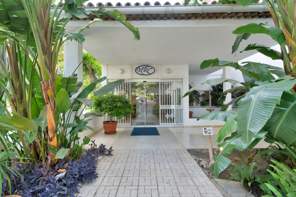 Middle Floor Apartment Estepona Málaga - image 2