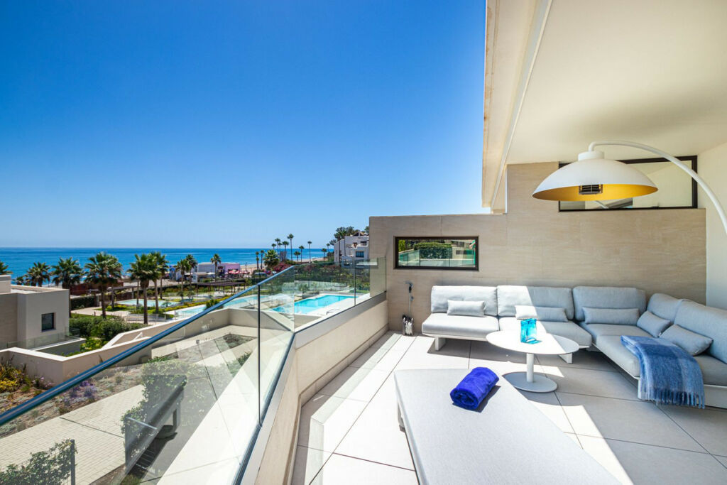 Middle Floor Apartment Estepona Málaga - image 2