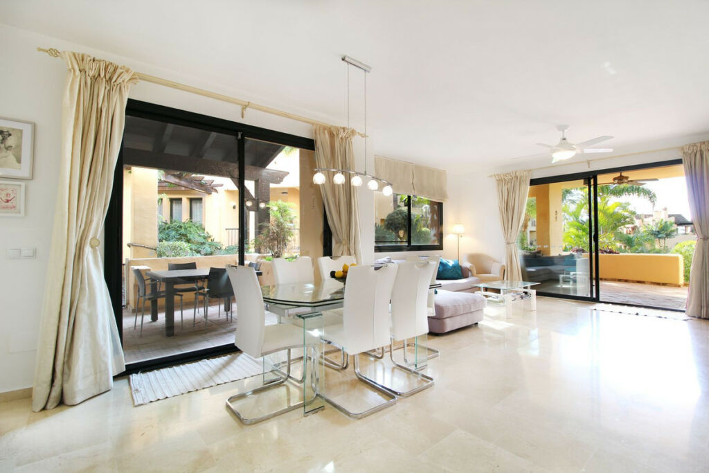 Ground Floor Apartment Atalaya Málaga - image 2