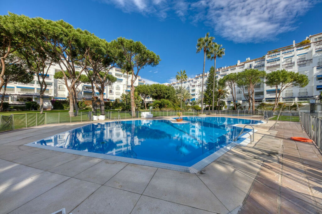 Middle Floor Apartment Puerto Banús Málaga - image 2