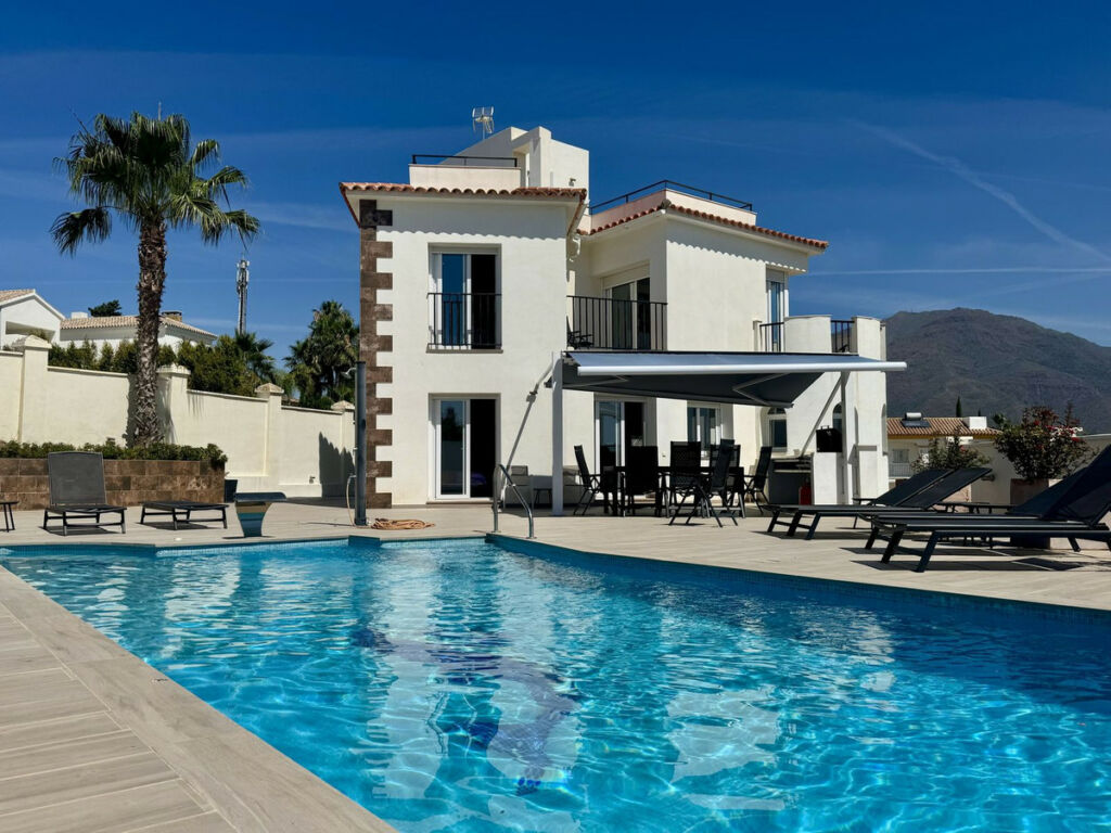 Detached Villa Estepona Málaga - image 2