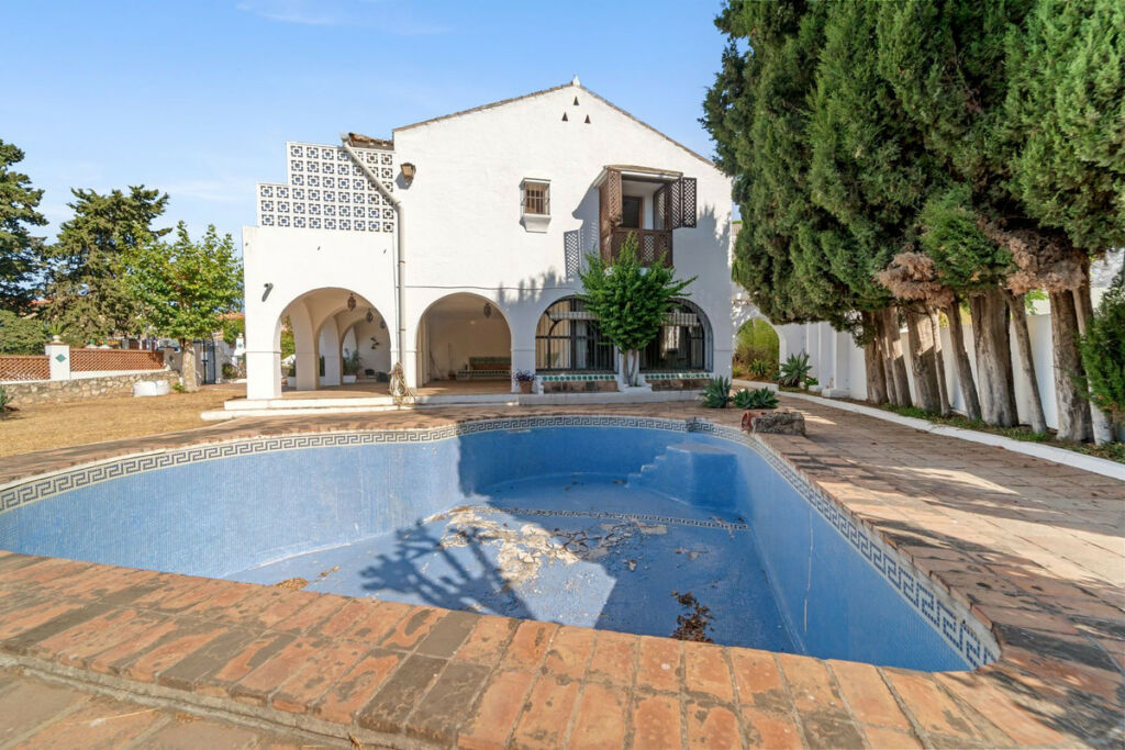 Detached Villa Fuengirola Málaga - image 2