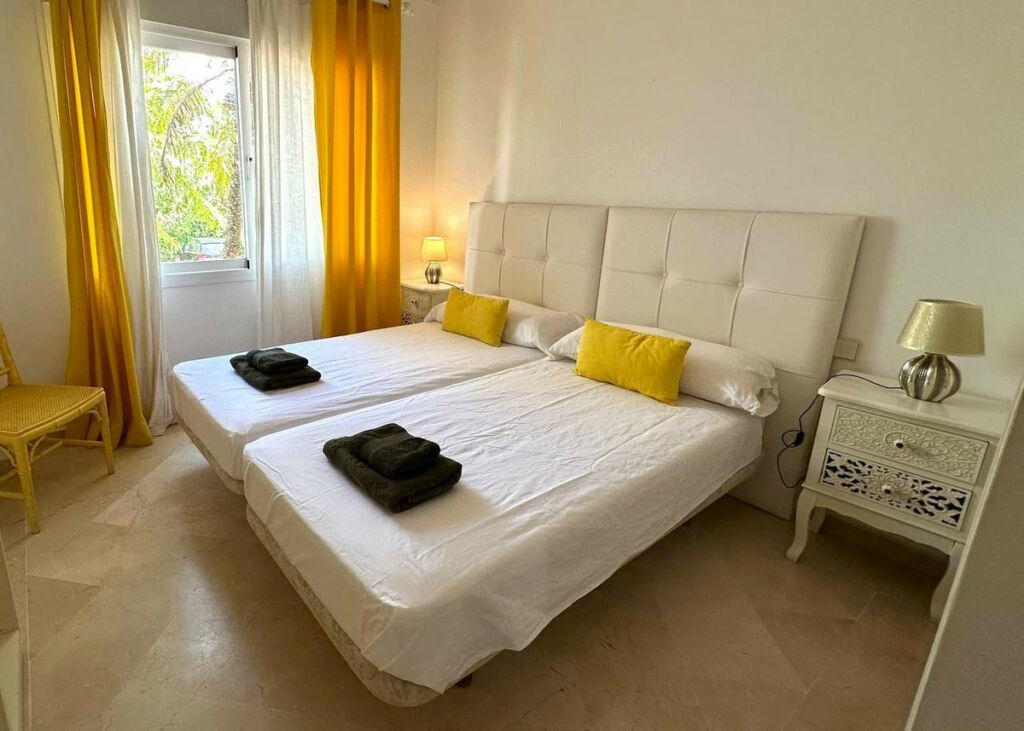 Ground Floor Apartment Estepona Málaga - image 2