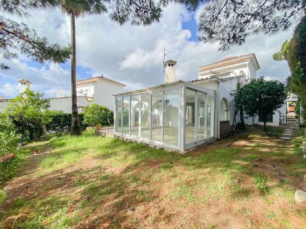 Detached Villa Calahonda Málaga - image 2