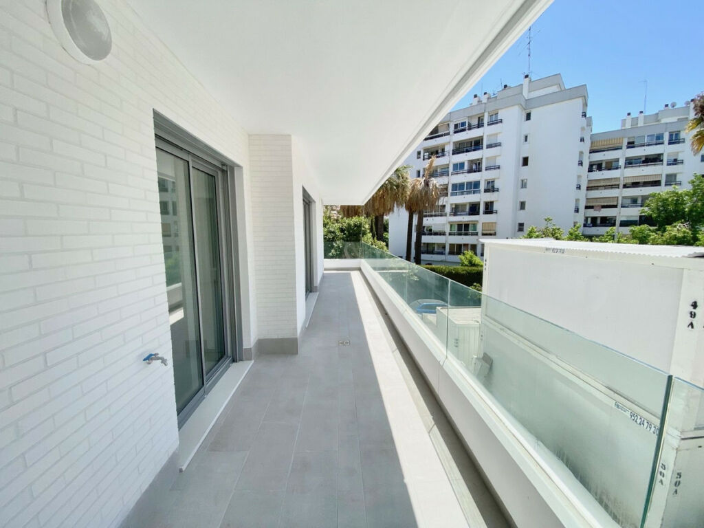 Middle Floor Apartment Nueva Andalucía Málaga - image 2