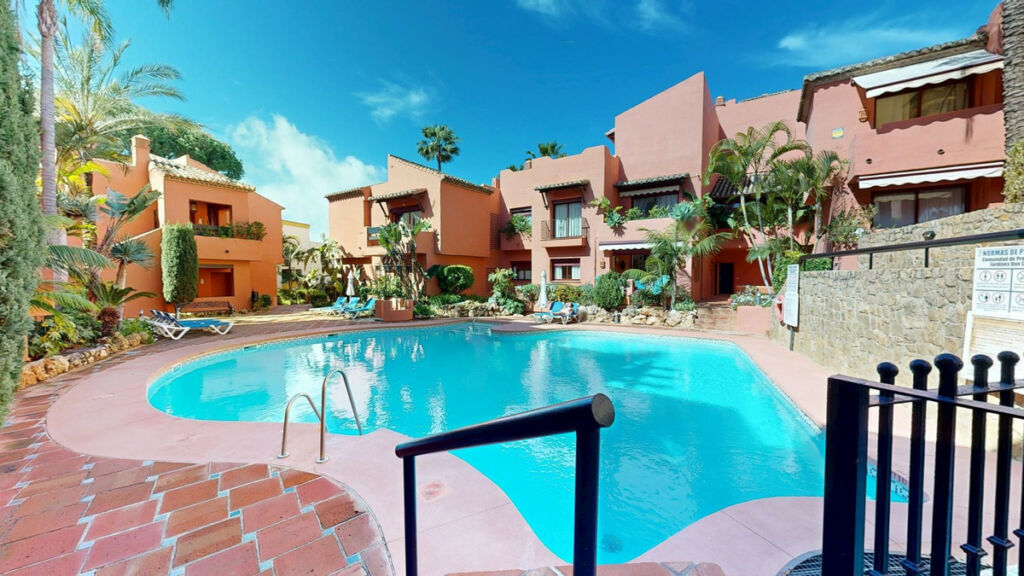 Middle Floor Apartment Marbella Málaga - image 2
