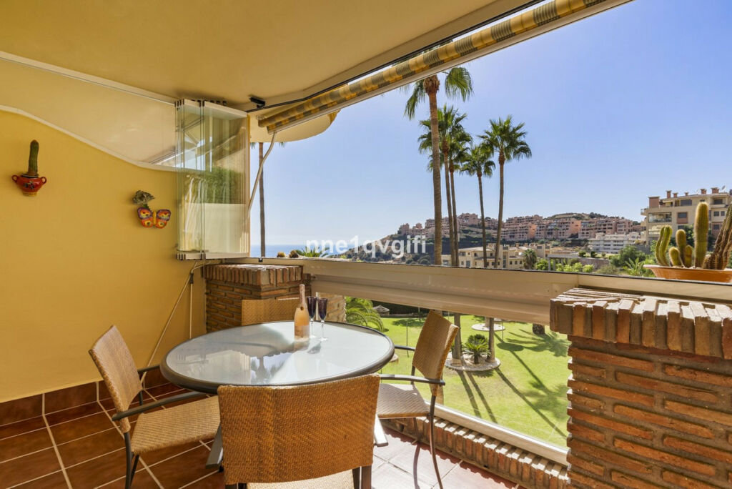 Middle Floor Apartment Calahonda Málaga - image 2