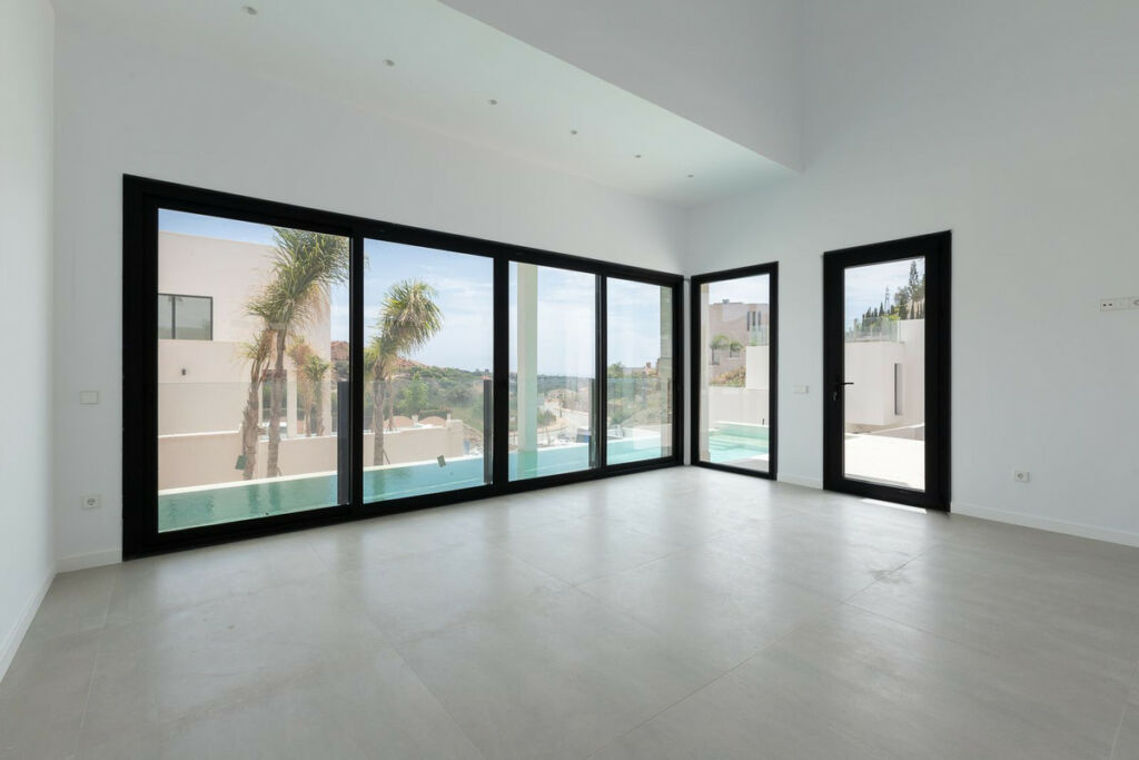 Detached Villa Elviria Málaga - image 2