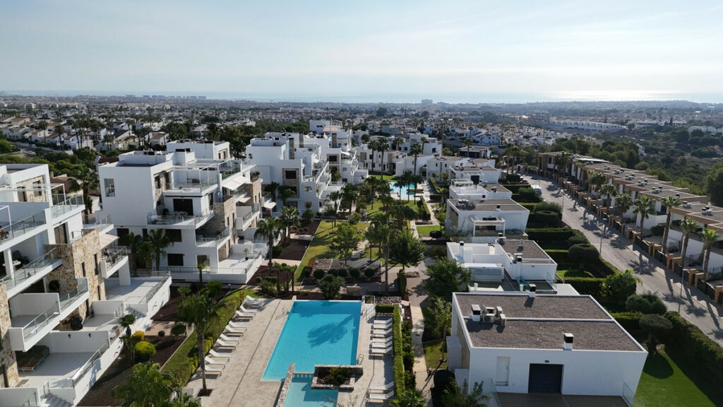 Detached Villa Villamartin Alicante - image 2