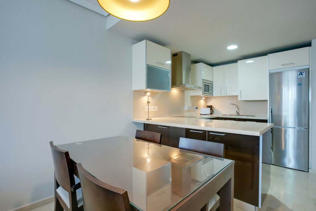 Middle Floor Apartment Estepona Málaga - image 2