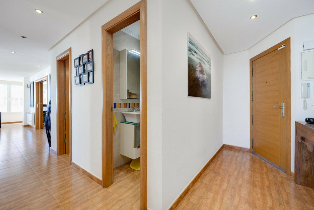 Middle Floor Apartment Torrevieja Alicante - image 2