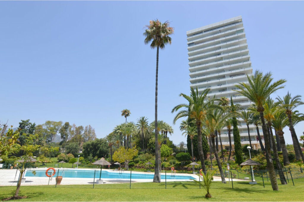 Middle Floor Apartment Marbella Málaga - image 2