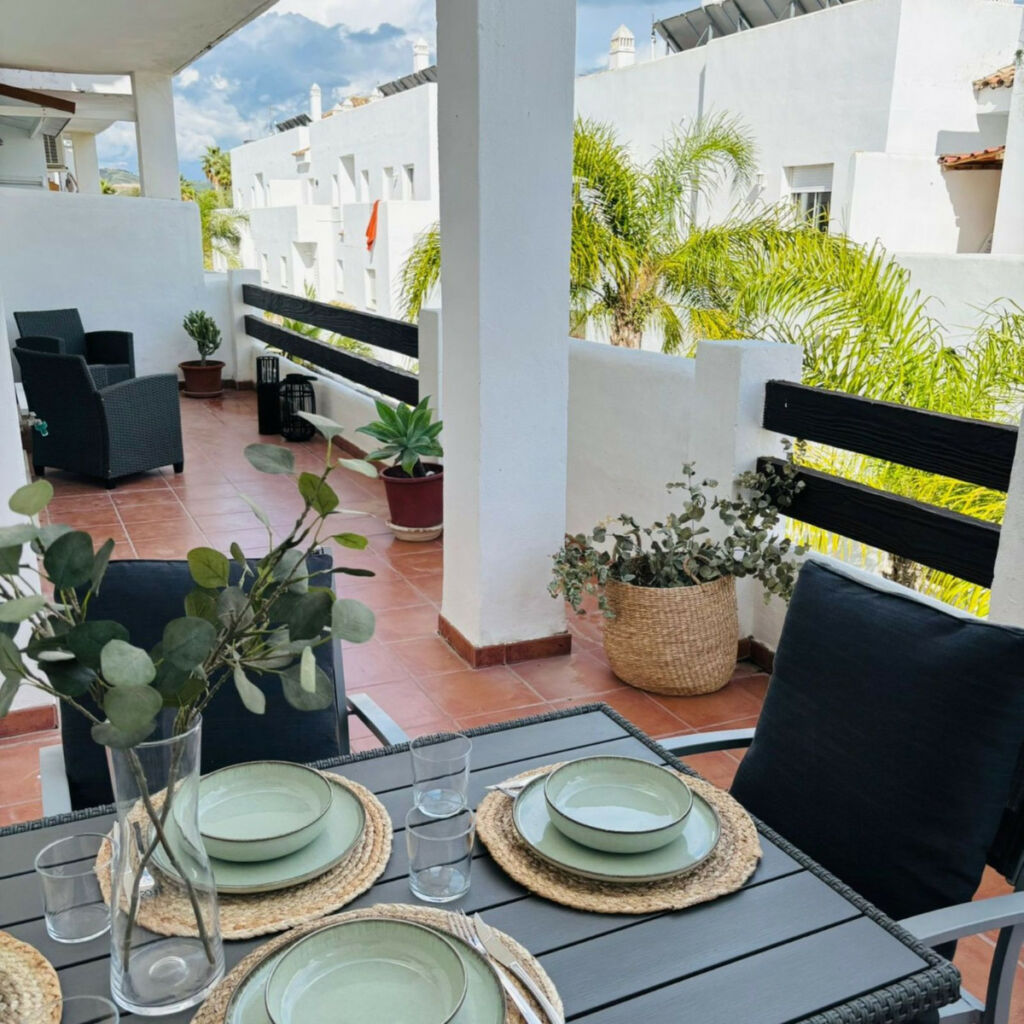 Middle Floor Apartment Estepona Málaga - image 2