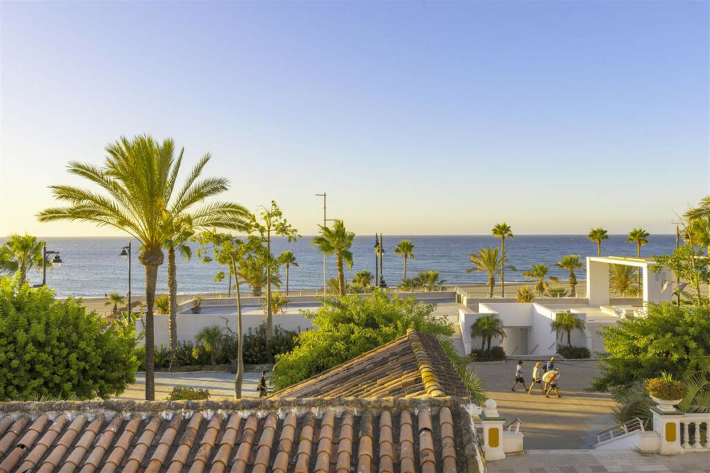Semi-Detached House Estepona Málaga - image 2