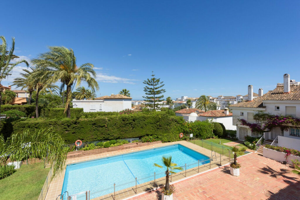 Townhouse Nueva Andalucía Málaga - image 2