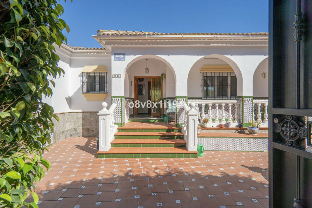 Detached Villa Alhaurín de la Torre Málaga - image 2