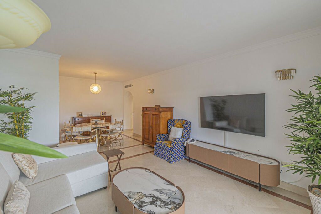 Middle Floor Apartment The Golden Mile Málaga - image 2
