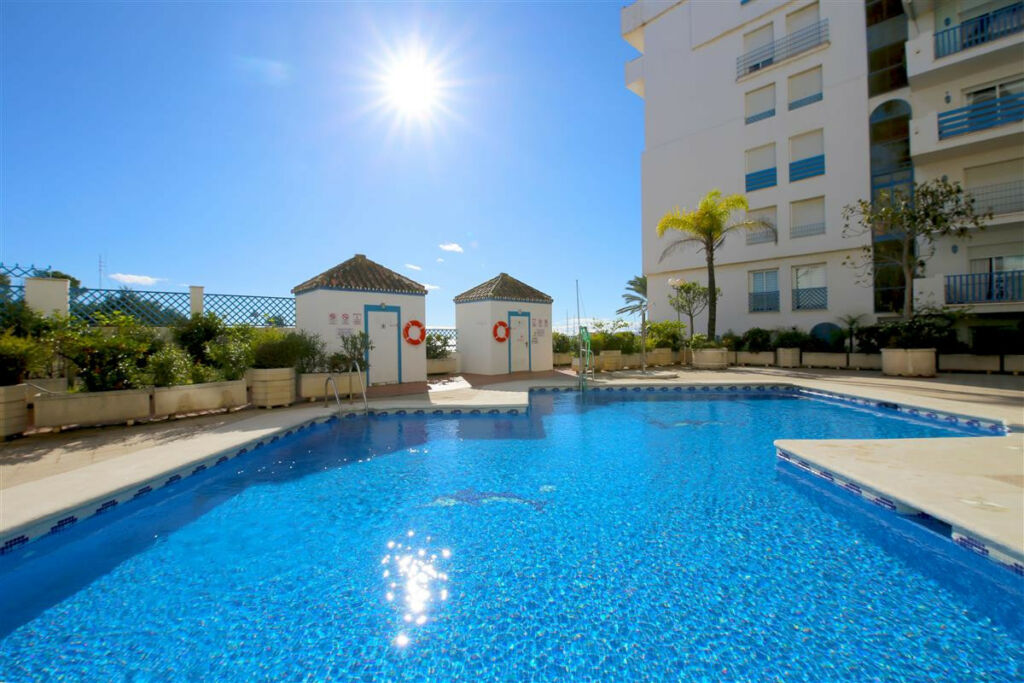 Middle Floor Apartment Estepona Málaga - image 2