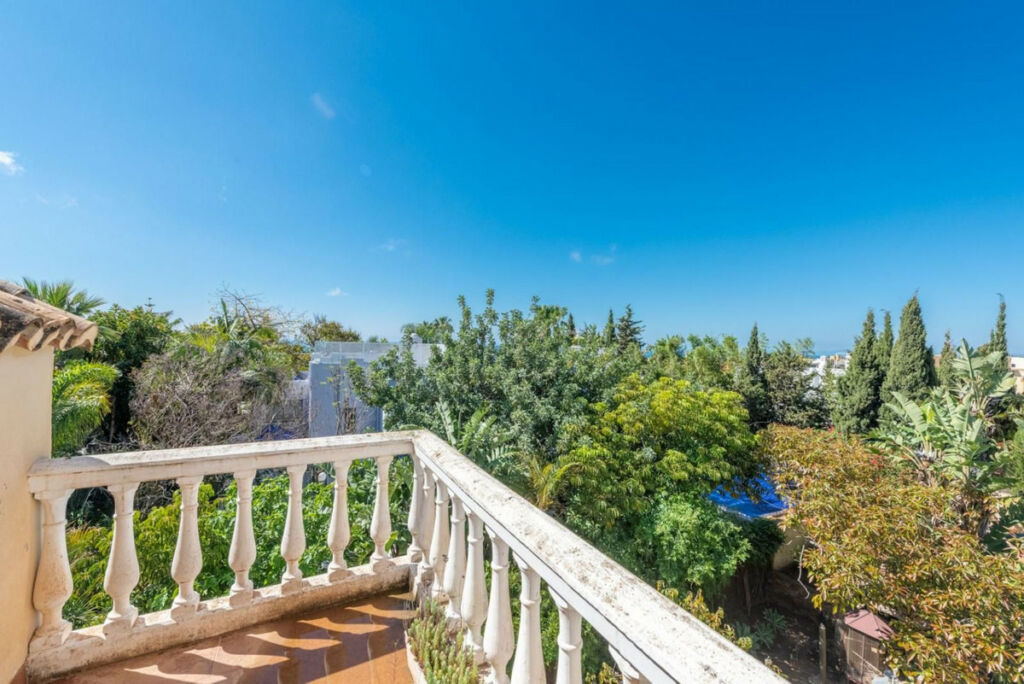 Detached Villa Marbella Málaga - image 2