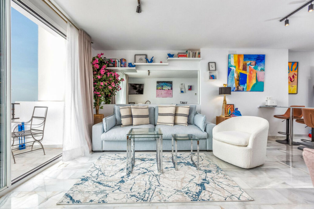 Middle Floor Apartment Puerto Banús Málaga - image 2