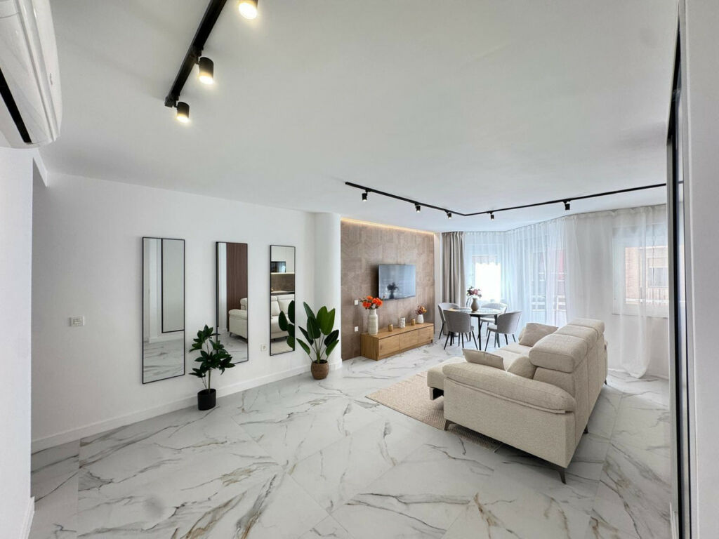 Middle Floor Apartment Torrevieja Alicante - image 2