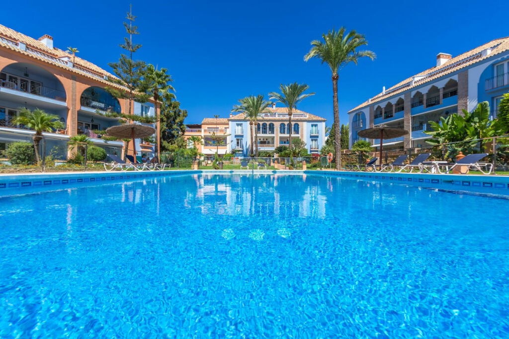 Middle Floor Apartment Casares Playa Málaga - image 2