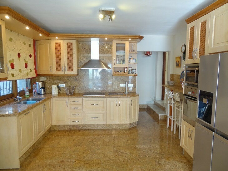 Detached Villa Estepona Málaga - image 19
