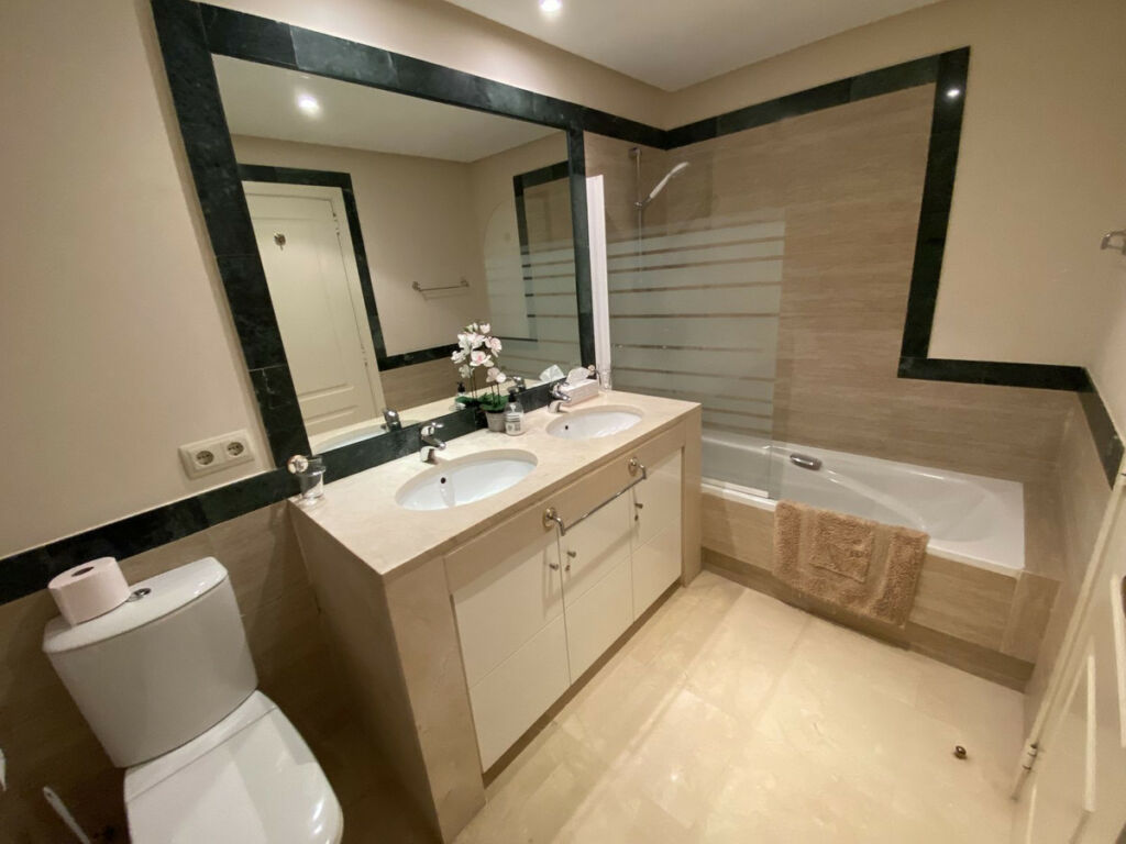 Middle Floor Apartment La Quinta Málaga - image 20