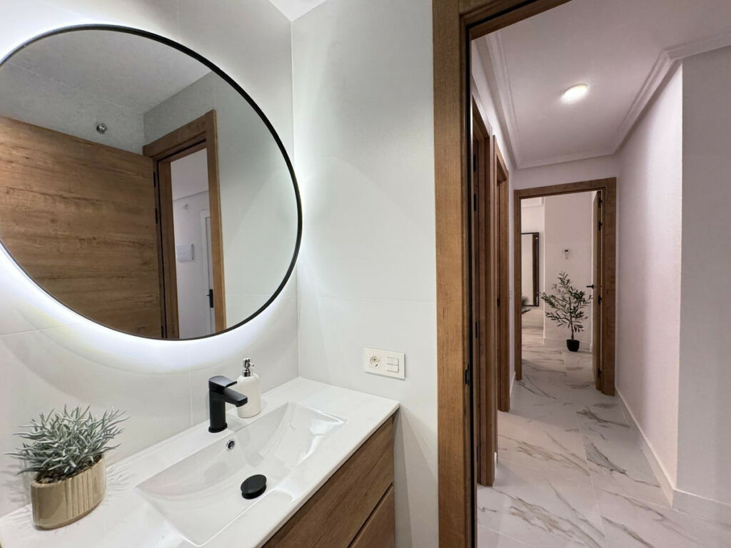 Middle Floor Apartment Torrevieja Alicante - image 21