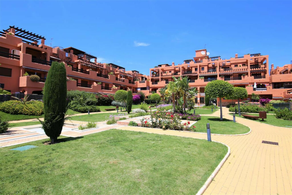Middle Floor Apartment Estepona Málaga - image 21