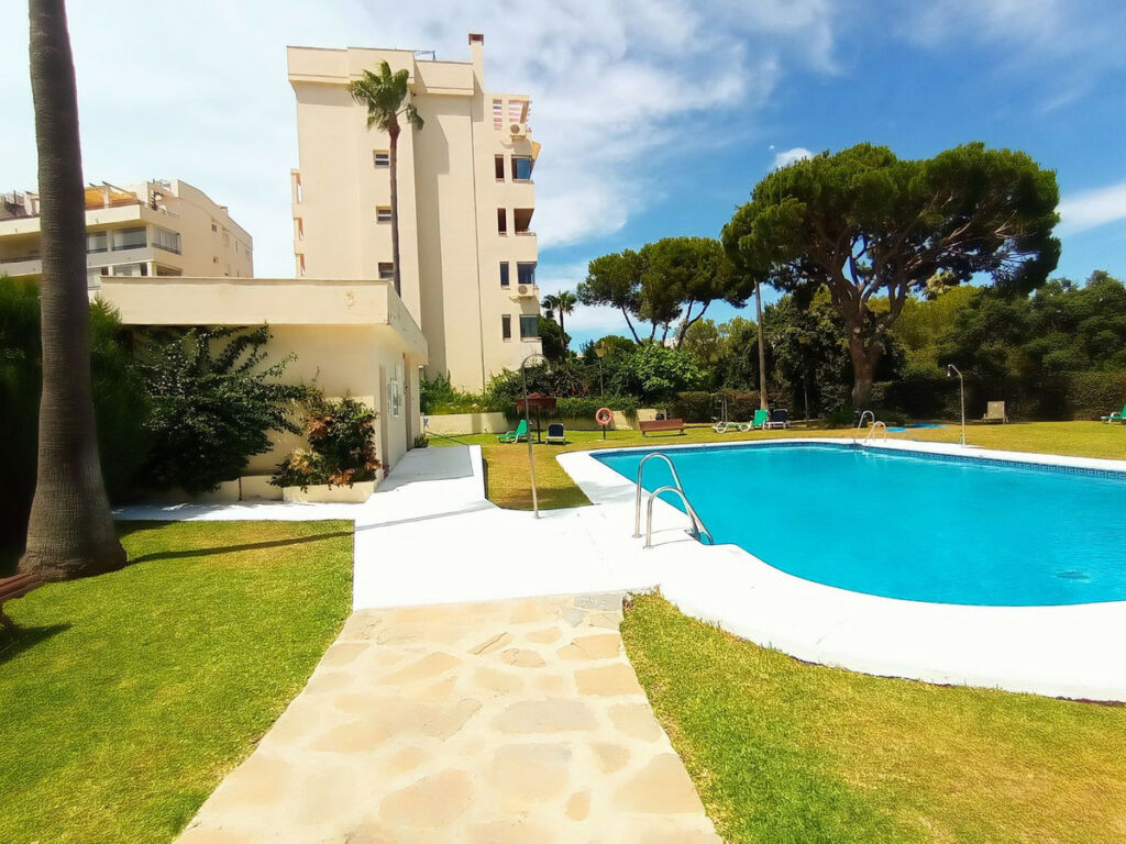 Middle Floor Apartment Calahonda Málaga - image 21