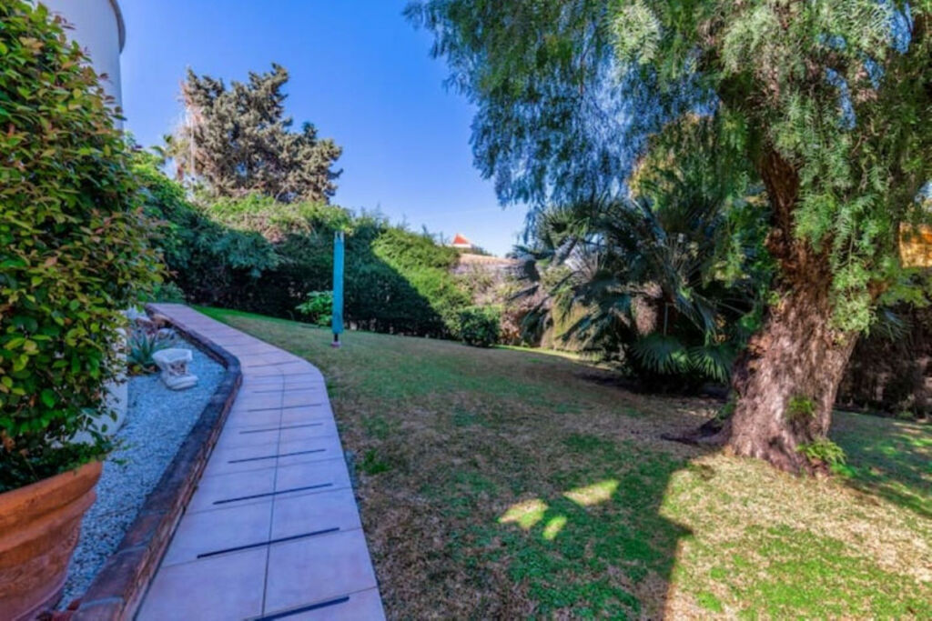Detached Villa Nueva Andalucía Málaga - image 21