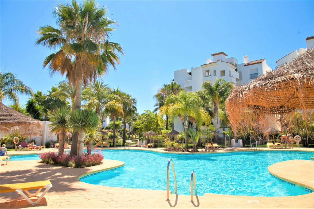 Middle Floor Apartment Estepona Málaga - image 21