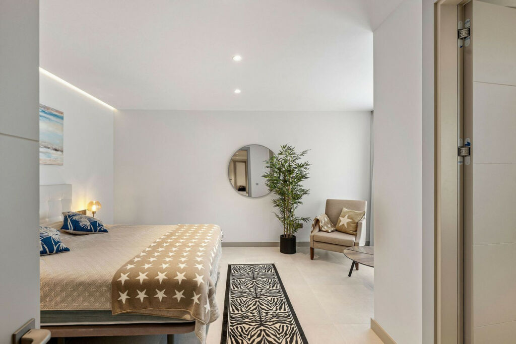 Detached Villa Nueva Andalucía Málaga - image 22