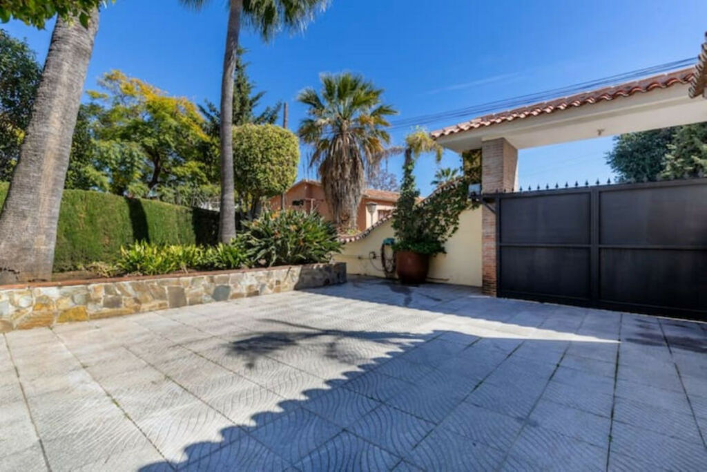 Detached Villa Nueva Andalucía Málaga - image 22